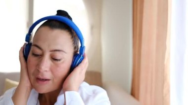 Türk Kadın Kulaklıkla Müzik Dinliyor ve Eğleniyor