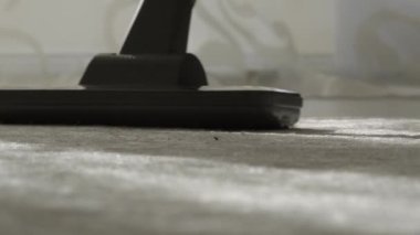 Halıdaki elektrikli süpürge - süpürge