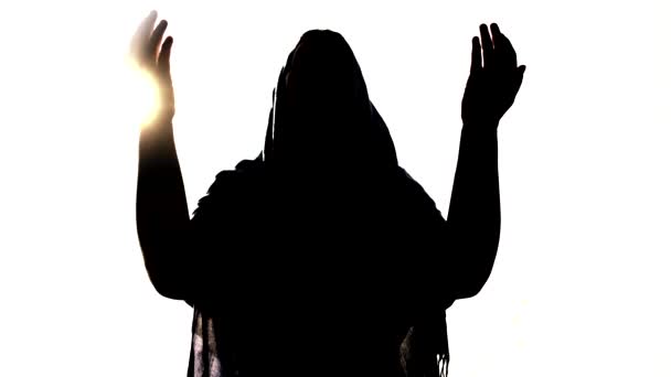 女子在灯光前祈祷的轮廓 — 图库视频影像