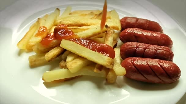 Ketchup Öntése Sült Krumplira Kolbászra — Stock videók