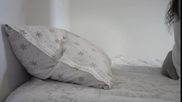 Depressieve Vrouw Gooien Zich Bed Verbergen Onder Deken — Stockvideo