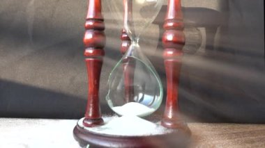 Güneş ışınlarıyla kırılan kum saati