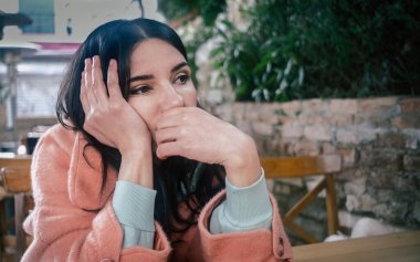 Kafede yalnız oturan düşünceli bir kadın. Düşünen kadın, yalnız depresif kadın 