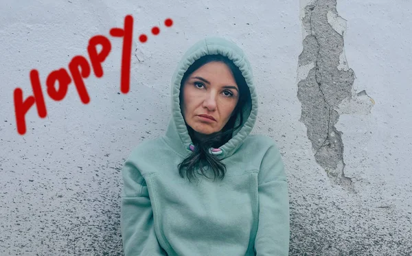 Mujer Infeliz Deprimida Frente Pared Que Dice Felicidad — Foto de Stock