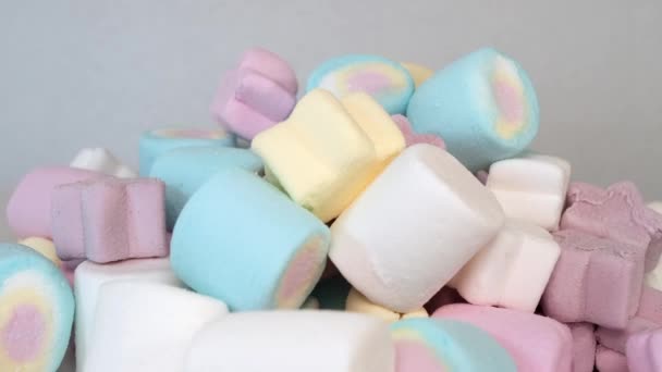 Typer Färgade Marshmallow Roterande — Stockvideo