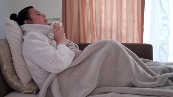Yatakta Hapşıran Hasta Kadın Corona Virüsü Covid — Stok video