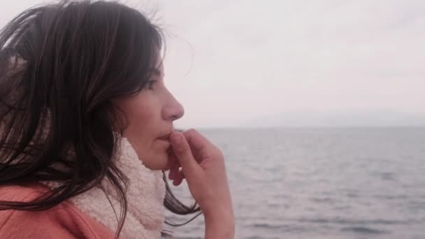 Жінка Спостерігає Морем Задумливо — стокове відео