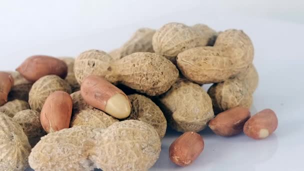 Kacang Yang Berputar Pada Latar Belakang Putih Kacang Bercangkang — Stok Video