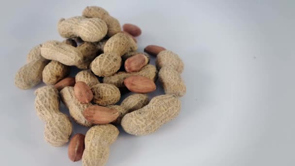 Amendoins Que Giram Sobre Fundo Branco Amendoins Sem Casca — Vídeo de Stock