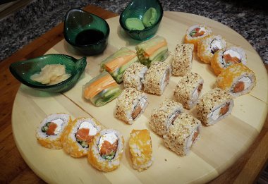 Suşi ve soslar ahşap sunum tahtasında