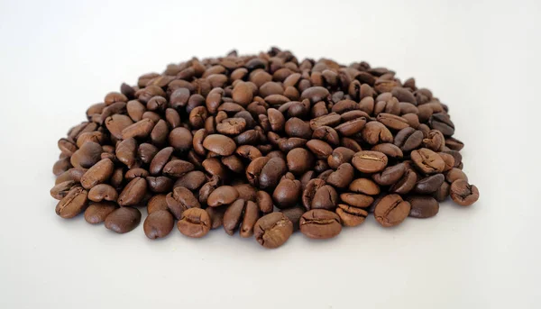 Kahve Çekirdekleri Beyaz Arka Plan — Stok fotoğraf