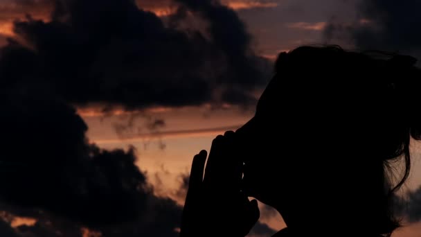 Силуэт Женщины Медитирующей Великолепном Облачном Закате Силуэт Женщины Молящейся — стоковое видео