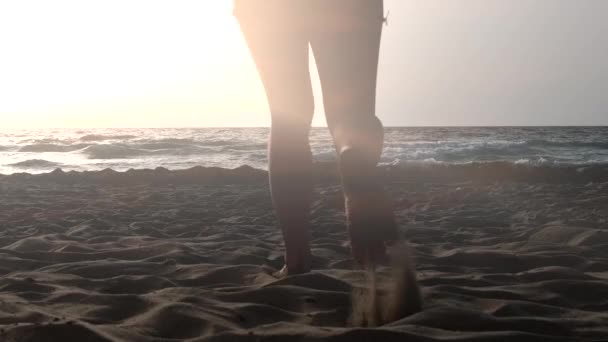 在海浪中奔跑的女孩慢动作 — 图库视频影像