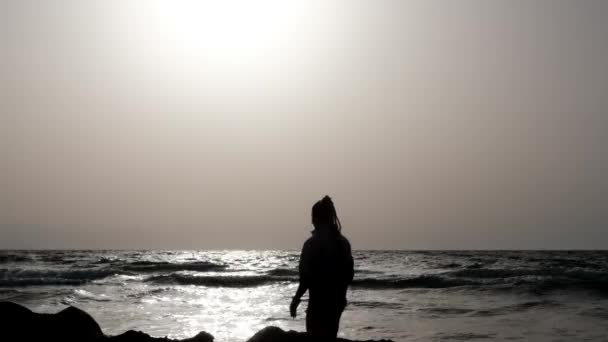 Sillhouette Mujer Caminando Orilla Del Mar — Vídeo de stock