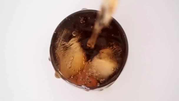 从玻璃杯和冰块中喷出的冰茶 — 图库视频影像