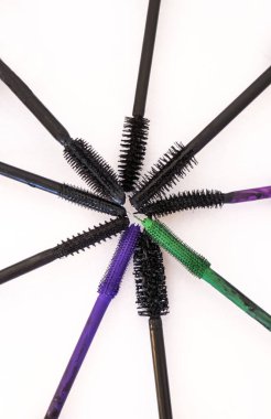 Beyaz arkaplanda rimel fırçaları