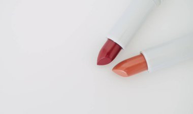 Beyaz arkaplanda ruj izleri var.