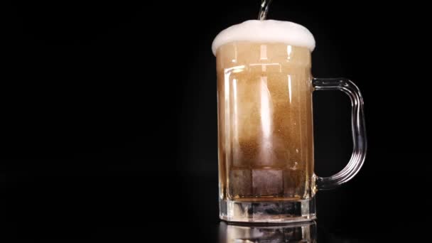 啤酒倒入和从啤酒瓶溢出 — 图库视频影像