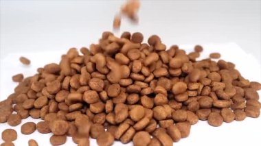 Kedi maması yavaş çekimde akıyor.