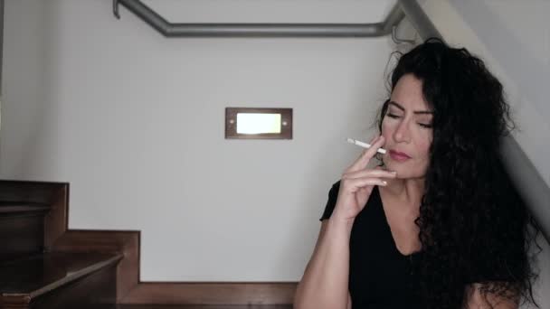 Depressive Frau Sitzt Treppe Hinunter Und Raucht — Stockvideo