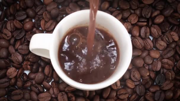 Kaffee Becher Auf Kaffeebohnen Gießen — Stockvideo