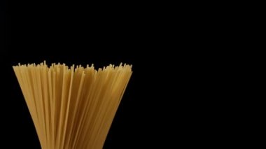 Siyah arkaplanda çiğ spagetti