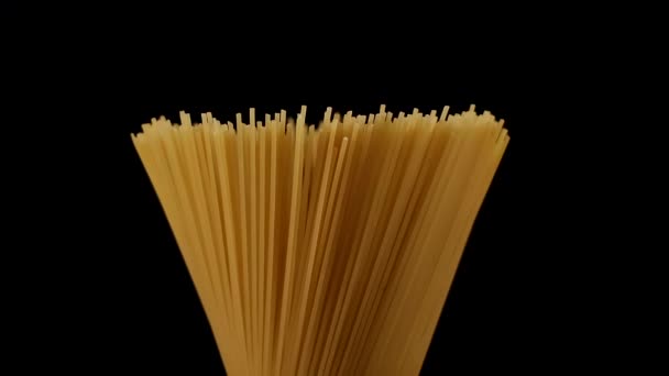 Surowego Spaghetti Czarnym Tle — Wideo stockowe