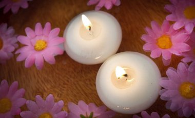 Çiçekler ve mumlarla güzel bir spa kompozisyonu