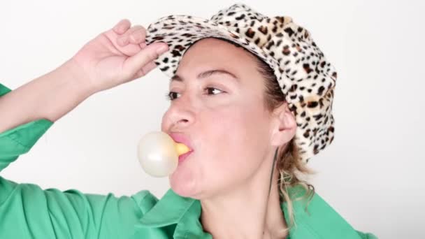 Woman Hat Chewing Bubble Gum Making Balloon — Vídeo de Stock