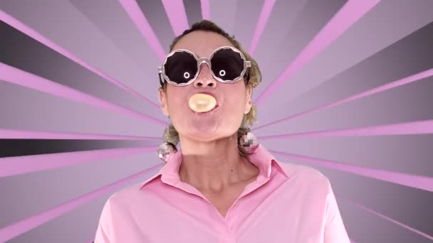 Woman Party Glasses Chewing Gum Make Bubble Spinning Pink Rays — Stockvideo