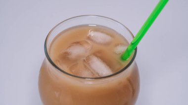 Beyaz arka plan üzerinde buzlu kahve