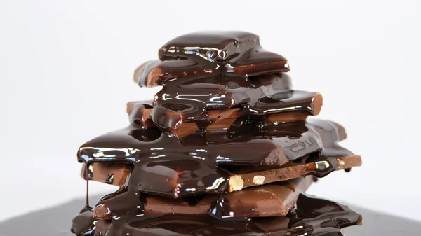 Schokoladensauce Die Über Schokoladenstücke Auf Weißem Hintergrund Fließt — Stockfoto