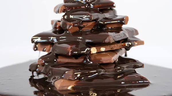 Schokoladensauce Die Über Schokoladenstücke Auf Weißem Hintergrund Fließt — Stockfoto