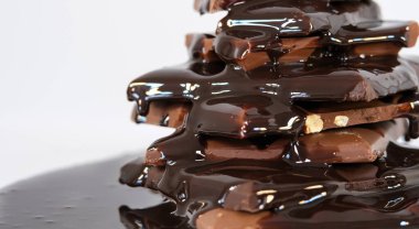 Çikolata sosu çikolata parçalarının üzerinde akıyor.