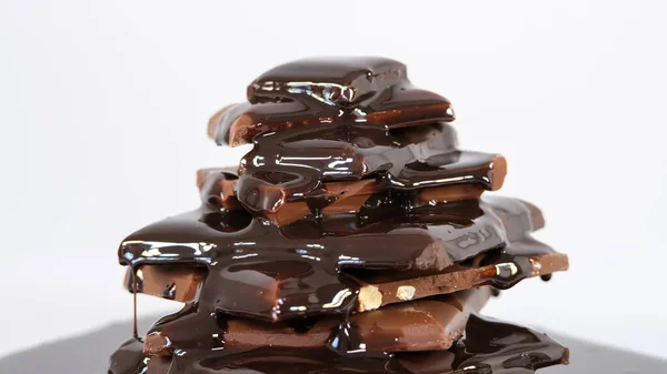 Schokoladensauce Fließt Über Schokoladenstücke — Stockfoto