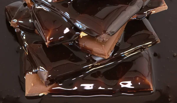 Molho Chocolate Que Flui Sobre Pedaços Chocolate — Fotografia de Stock