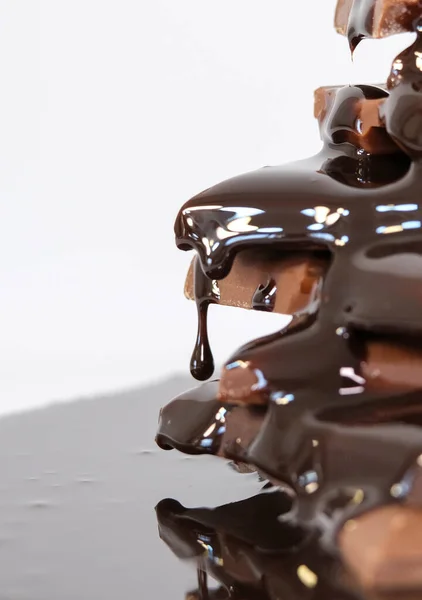 Schokoladensauce Fließt Über Schokoladenstücke — Stockfoto