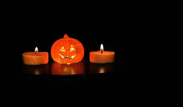 ハロウィンのコンセプト 暗闇の中でライトとキャンドルを持つカボチャ — ストック写真