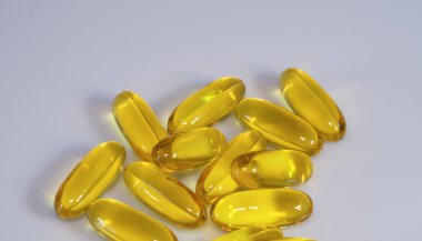 e vitamini kapsülleri beyaz zemin üzerine