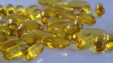 e vitamini kapsülleri beyaz zemin üzerine