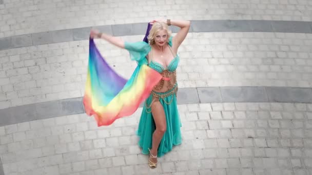 Tancerka Brzucha Tańczy Machając Jej Kolorowe Akcesoria — Wideo stockowe