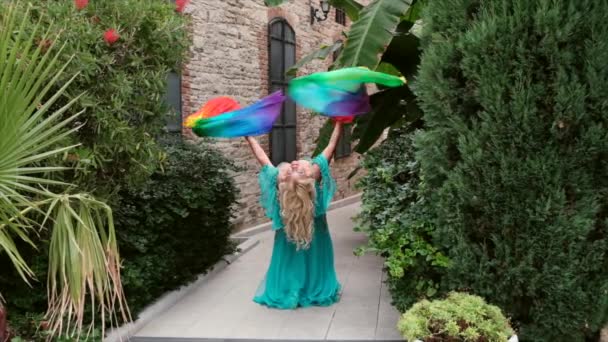 Buik Dansvoorstelling Met Kleurrijke Assesories Tussen Oude Gebouwen Tropische Planten — Stockvideo