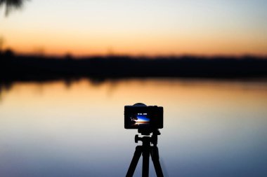 Dijital kamera ekranından doğa nehir görüntüsü        