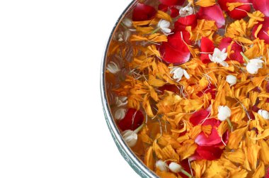 Yasemin çiçekleri, kadife çiçeği ve gül Songkran Festivali için izole edilmiş arka planda