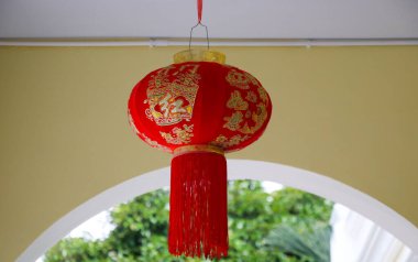 Binanın klasik tarzında Çin feneri kırmızı ve altın rengi asılı.