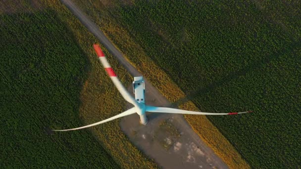 Turbina eólica girar, conceito favorável ao meio ambiente. vista superior, energia renovável — Vídeo de Stock