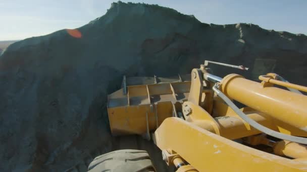 Palas cargadoras de ruedas piedra triturada en cubo, maquinaria pesada que trabaja en la cantera — Vídeos de Stock