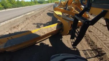 Yeni yol ya da otoyol inşaatı için yer seviyeleri, bıçak tırmığı toprağı