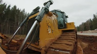 Bıçak seviyeli buldozer, yeni yol inşaatı.
