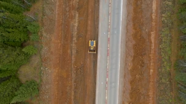 Lezení buldozer úrovně země, rozšiřování a opravy silnice, letecká shora dolů — Stock video